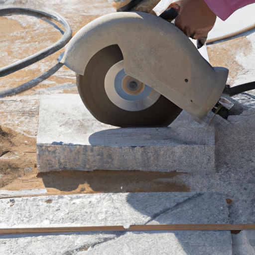 צילום של עובד שמשתמש במסור בטון כדי לחתוך גוש בטון